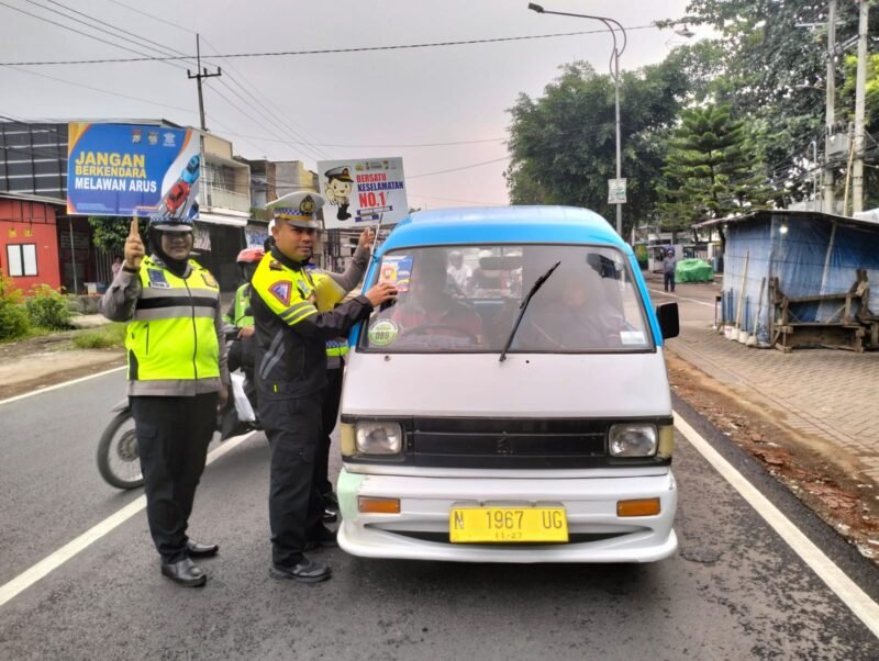 Foto : Satlantas Polres Malang tempekan stiker berisi imbauan keselamatan berlalu lintas