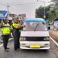Foto : Satlantas Polres Malang tempekan stiker berisi imbauan keselamatan berlalu lintas