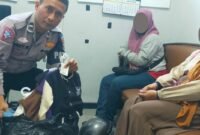 Foto : Anggota Satlantas Polres Batu amankan dua wanita terduga pencuri baju