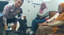 Foto : Anggota Satlantas Polres Batu amankan dua wanita terduga pencuri baju