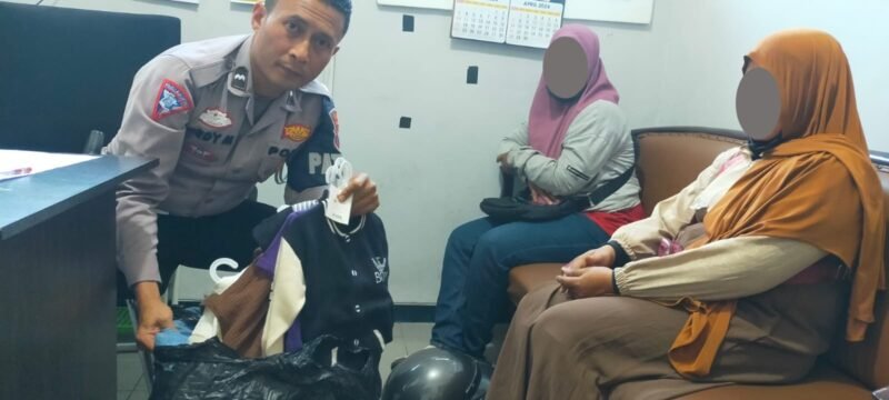 Foto : Anggota Satlantas Polres Batu amankan dua wanita terduga pencuri baju