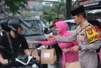 Foto : Kapolres Batu AKBP Oskar Syamsuddin bersama Ketua Bhayangkari Cabang Batu Ny. Raudiah Oskar bagi takjil gratis