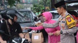 Foto : Kapolres Batu AKBP Oskar Syamsuddin bersama Ketua Bhayangkari Cabang Batu Ny. Raudiah Oskar bagi takjil gratis