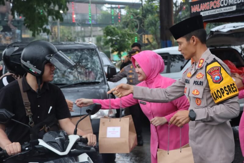 Foto : Kapolres Batu AKBP Oskar Syamsuddin bersama Ketua Bhayangkari Cabang Batu Ny. Raudiah Oskar bagi takjil gratis