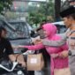 Foto : Kapolres Batu AKBP Oskar Syamsuddin bersama Ketua Bhayangkari Cabang Batu Ny. Raudiah Oskar bagi takjil gratis