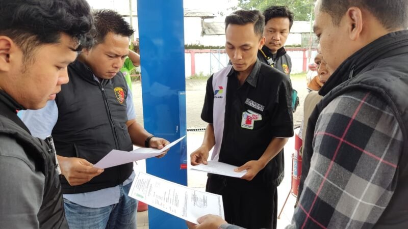 Foto : Kasat Reskrim Polres Batu saat meakukan pengecekan ke sejumah SPBU di Kota Batu