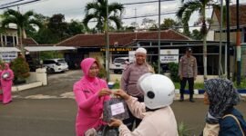 Foto : Ibu Bhayangkari Polsek Ngajum bagikan takjil gratis