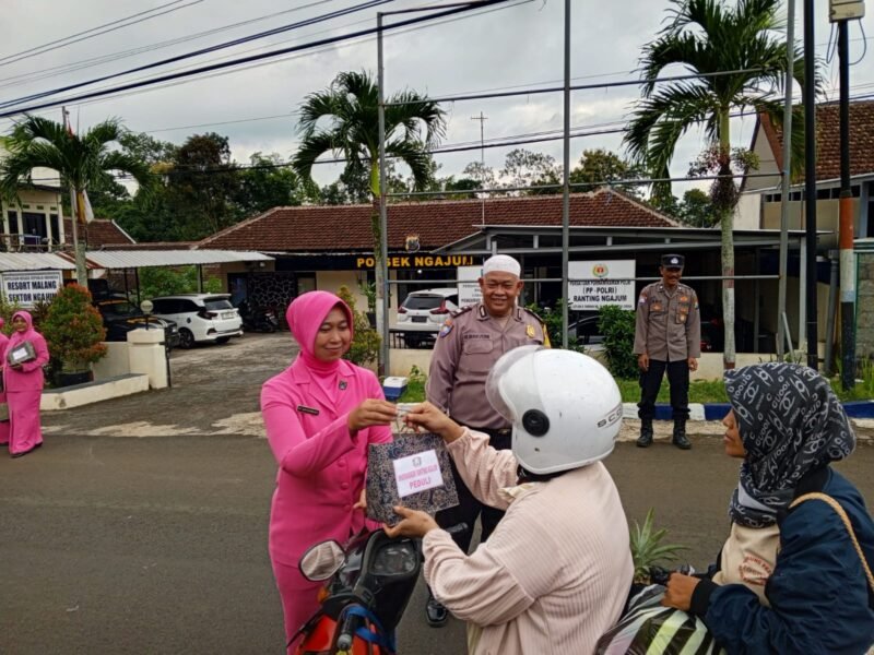 Foto : Ibu Bhayangkari Polsek Ngajum bagikan takjil gratis