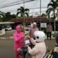 Foto : Ibu Bhayangkari Polsek Ngajum bagikan takjil gratis