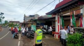 Foto : Personel Polsek Tumpang ikut amankan kelancaran jalan pada pawai Ta'aruf yang digelar - TK Muslimat NU 3 Plus Annur Tumpang 