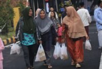 Foto : Warga serbu pasar murah yang dilaksanakan Polres Malang