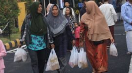 Foto : Warga serbu pasar murah yang dilaksanakan Polres Malang