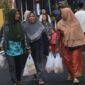 Foto : Warga serbu pasar murah yang dilaksanakan Polres Malang