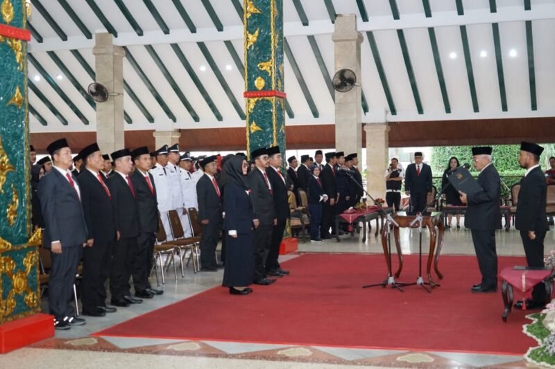 Bupati Malang H.M Sanusi saat melantik dan mengambil sumpah Pejabat di lingkungan Pemerintahan kabupaten Malang 