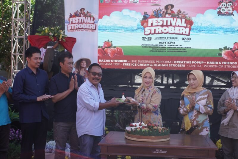 Foto : Peresmian Festival Stroberi “Gemah Ripah Stroberi