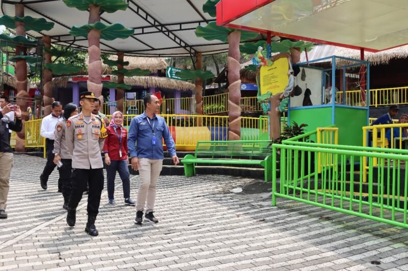 Foto : Kapolres Batu AKBP Oskar Syamsuddin S.I.K., M.T. bersama PJU Polres Batu cek wisata Jatim Park 1 Kota Batu,