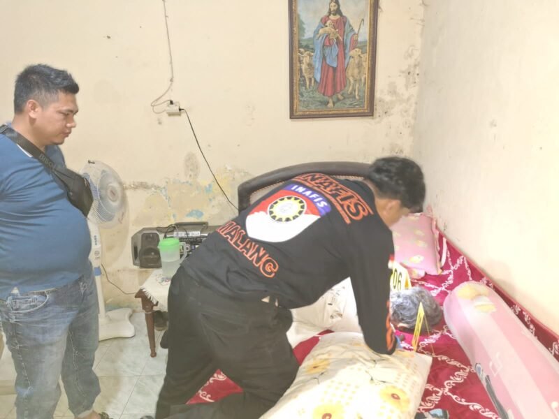 Foto :Anggota Satreskrim Polres Malang saat olah TKP pencurian dengan kekerasan di Desa Mangliawan Kecamatan Pakis 