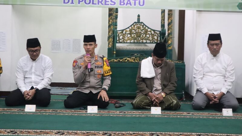 Foto : Kapolres Batu, AKBP Oskar Syamsuddin saat safari Ramadhan di di Masjid Roudlotul Amni, Polres Batu
