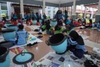 Foto : Lomba Lukis Tong Sampah dan Lomba Lukis Topi dalam rangkaHari Peduli Autisme Sedunia 