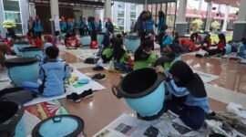 Foto : Lomba Lukis Tong Sampah dan Lomba Lukis Topi dalam rangkaHari Peduli Autisme Sedunia 
