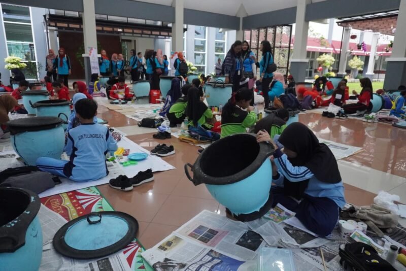 Foto : Lomba Lukis Tong Sampah dan Lomba Lukis Topi dalam rangkaHari Peduli Autisme Sedunia 