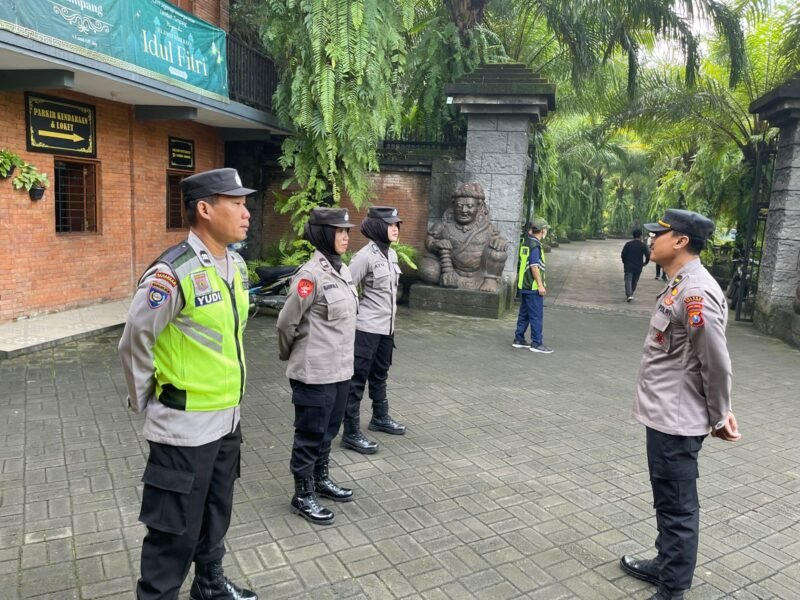 Foto : Personel Polsek Tumpang, Polres Malang melaksanakan Pengamanan Rangkaian Kegiatan Sekretariat Direktorat Jenderal Perbendaharaaan Kementrian Keuangan RI