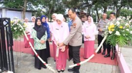 Foto : Kapolres Malang AKBP Putu Kholis Aryana, didampingi Ketua Bhayangkari Cabang Polres Malang Ny. Ujik Putu Kholis, potong pita peresmian gedung baru Taman Kanak-kanak (TK) Kemala Bhayangkari 11 Tumpang