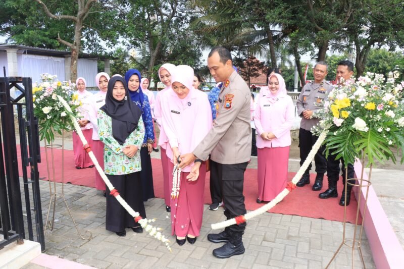 Foto : Kapolres Malang AKBP Putu Kholis Aryana, didampingi Ketua Bhayangkari Cabang Polres Malang Ny. Ujik Putu Kholis, potong pita peresmian gedung baru Taman Kanak-kanak (TK) Kemala Bhayangkari 11 Tumpang