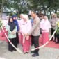 Foto : Kapolres Malang AKBP Putu Kholis Aryana, didampingi Ketua Bhayangkari Cabang Polres Malang Ny. Ujik Putu Kholis, potong pita peresmian gedung baru Taman Kanak-kanak (TK) Kemala Bhayangkari 11 Tumpang
