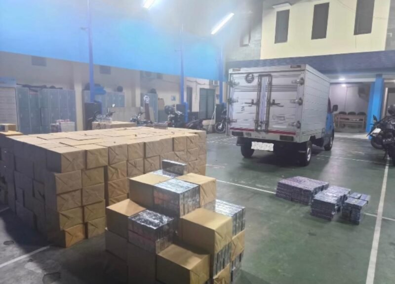 Foto : Mobil dan barang bukti rokok ilegal yang diamankan Bea Cukai Malang