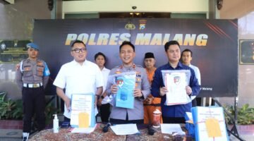 Foto : Wakapolres Malang Kompol Imam Mustolih saat konferensi pers di Mapolres Malang
