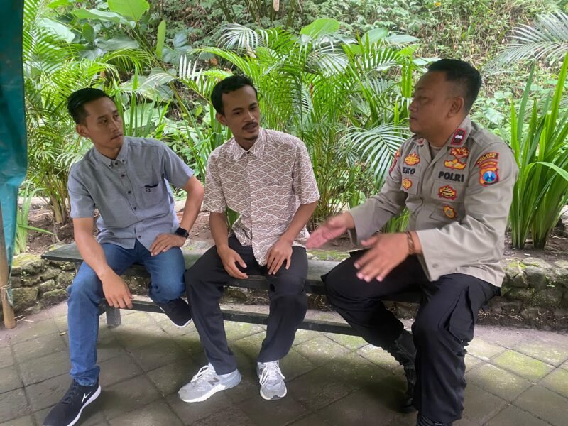 Foto : Personel Polsek Tumpang bersama Aremania Kecamatan Tumpang