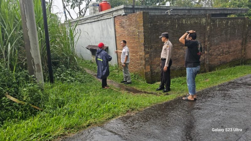 Foto : Aparat Kelopisian malakukan penyelidikan di Lokasi Kejadian