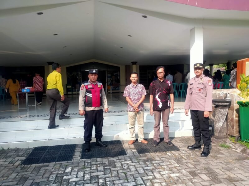 Foto : Anggota Polsek Tumpang lakukan giat pengamanan dalam perayaan Kenaikan Isa Almasih