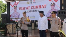 Foto : 1.	Kapolres Batu AKBP Oskar Syamsuddin saat Jumat Curhat