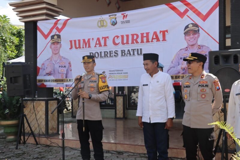 Foto : 1.	Kapolres Batu AKBP Oskar Syamsuddin saat Jumat Curhat