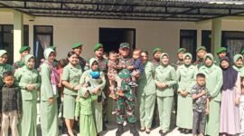 Foto : Kepala Staf Angkatan Darat  (KSAD) Jenderal TNI Maruli Simanjuntak M.Sc beserta Ibu Ketua Umum Persit KCK Ny. Uli Simanjuntak foto bersama di rumah dinas prajurit Yonif 512/Quratara Yudha