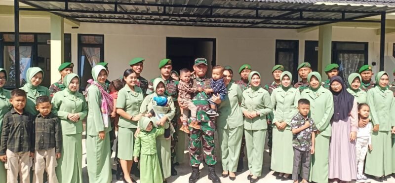 Foto : Kepala Staf Angkatan Darat  (KSAD) Jenderal TNI Maruli Simanjuntak M.Sc beserta Ibu Ketua Umum Persit KCK Ny. Uli Simanjuntak foto bersama di rumah dinas prajurit Yonif 512/Quratara Yudha