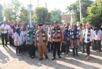 Ket foto. Bupati Malang H.M Sanusi (tengah) didampingi Ketua Tim Penggerak PKK kabupaten Malang Anis Zaida Sanusi (kiri) dan Dewan Tim Juri lomba Indra Murty Surbakti saat meninjau salah satu layanan di Desa Senggreng 