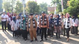Ket foto. Bupati Malang H.M Sanusi (tengah) didampingi Ketua Tim Penggerak PKK kabupaten Malang Anis Zaida Sanusi (kiri) dan Dewan Tim Juri lomba Indra Murty Surbakti saat meninjau salah satu layanan di Desa Senggreng 