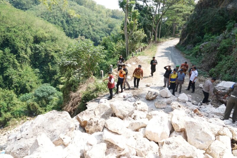 Ket foto. Bupati Malang H.M Sanusi (baju putih rompi merah didampingi Kepala Dinas Pekerjaan Umum dan Bina Marga Khairul Isnaidi Kusuma saat mengecek jalan Rajekwesi yang tertimbun longsor