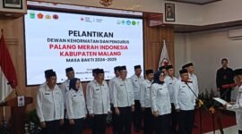 Ket foto. Pengurus PMI kabupaten Malang yang baru saat dilantik oleh ketua PMI Jatim Imam Utomo 