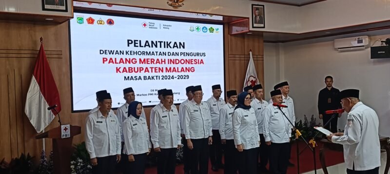 Ket foto. Pengurus PMI kabupaten Malang yang baru saat dilantik oleh ketua PMI Jatim Imam Utomo 
