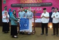 Ket foto. Ketua Tim Penggerak PKK kabupaten Malang Anis Zaida Sanusi saat memberikan secara simbolis batik pelajar Garudeya disaksikan Bupati Malang H.M Sanusi, Kepala Dinas Pendidikan Suwadji dan Ketua MKKS SMPN Suntoro