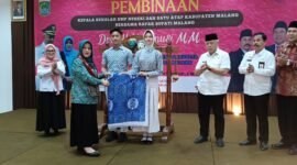 Ket foto. Ketua Tim Penggerak PKK kabupaten Malang Anis Zaida Sanusi saat memberikan secara simbolis batik pelajar Garudeya disaksikan Bupati Malang H.M Sanusi, Kepala Dinas Pendidikan Suwadji dan Ketua MKKS SMPN Suntoro