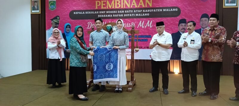 Ket foto. Ketua Tim Penggerak PKK kabupaten Malang Anis Zaida Sanusi saat memberikan secara simbolis batik pelajar Garudeya disaksikan Bupati Malang H.M Sanusi, Kepala Dinas Pendidikan Suwadji dan Ketua MKKS SMPN Suntoro
