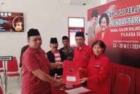 Ket foto. Relawan Daniel Rohi sat mengambil formulir pendaftaran di DPC PDI-P Kota Malang 