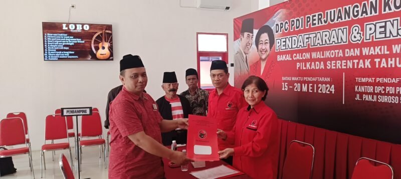 Ket foto. Relawan Daniel Rohi sat mengambil formulir pendaftaran di DPC PDI-P Kota Malang 