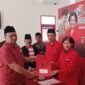 Ket foto. Relawan Daniel Rohi sat mengambil formulir pendaftaran di DPC PDI-P Kota Malang 