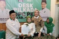 Ket foto. Latifah Shohib (tengah) usai mendaftar di DPC PKB kabupaten Malang sebagai pasangan calon Bupati dan Wakil Bupati Malang periode tahun 2024 - 2029 yang ditemani artis sekaligus anggota DPR RI dari PKB Arzetty Bilbina 